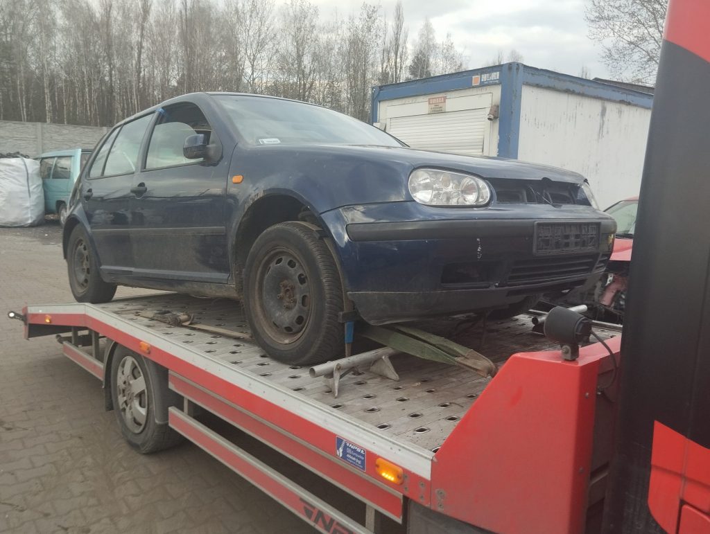 Auto na lawecie w drodze do stacji demontażu pojazdów